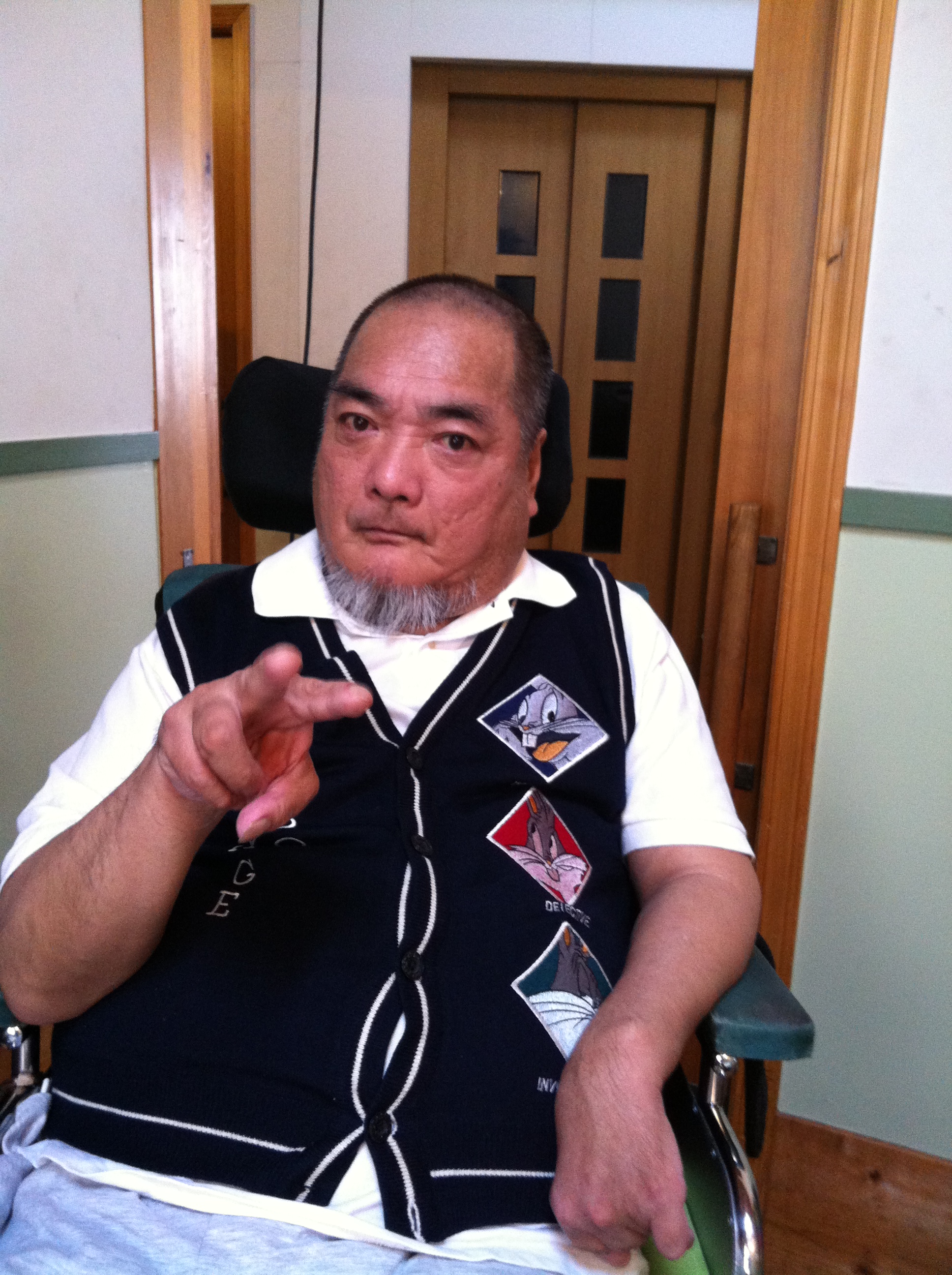 福永代表の写真。右手でピースサイン。こわい顔にならないようにつとめている。（2012年5月17日撮影）